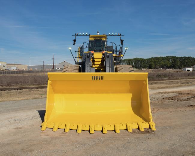 Komatsu-Mid-LiftArmdownbucketlevelsteercenter-straighahead.jpg
